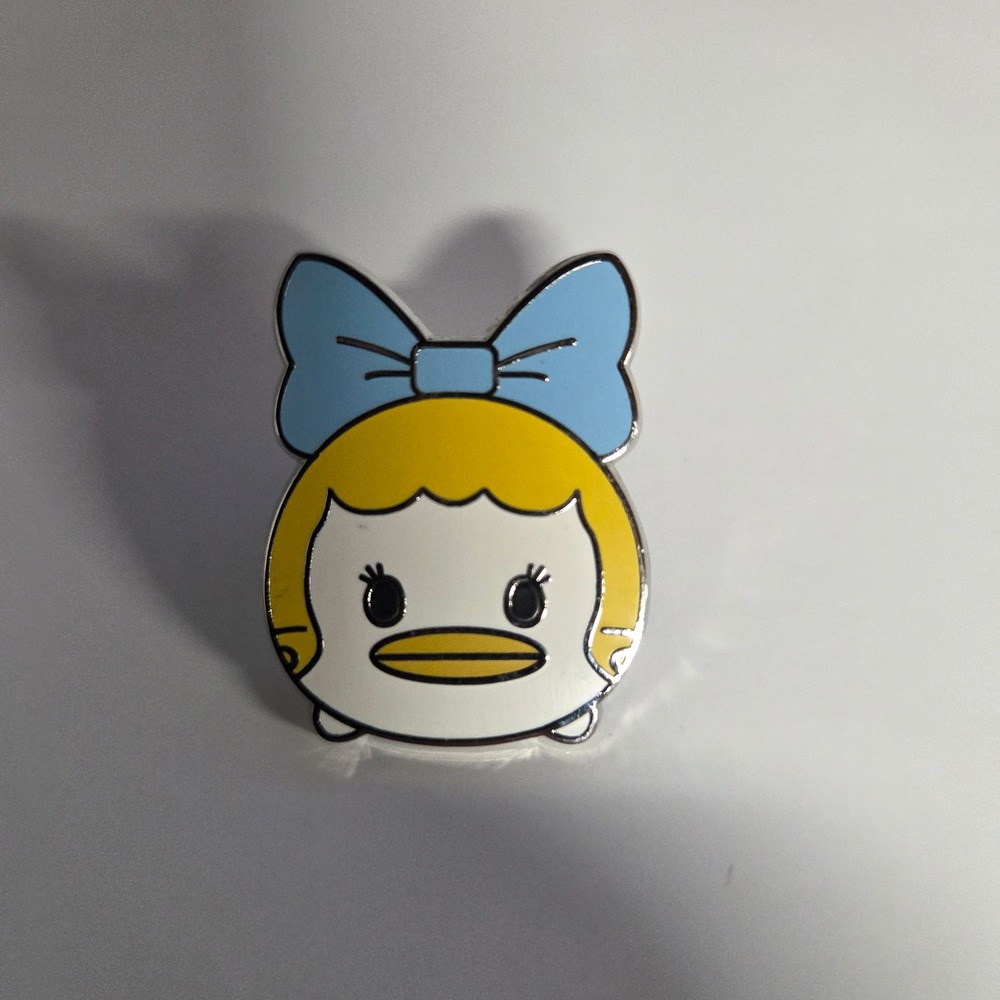 Disney Tsum Tsum Daisy Duck Pin Unisex OS White Blue Yellow Enamel 2017 Trading